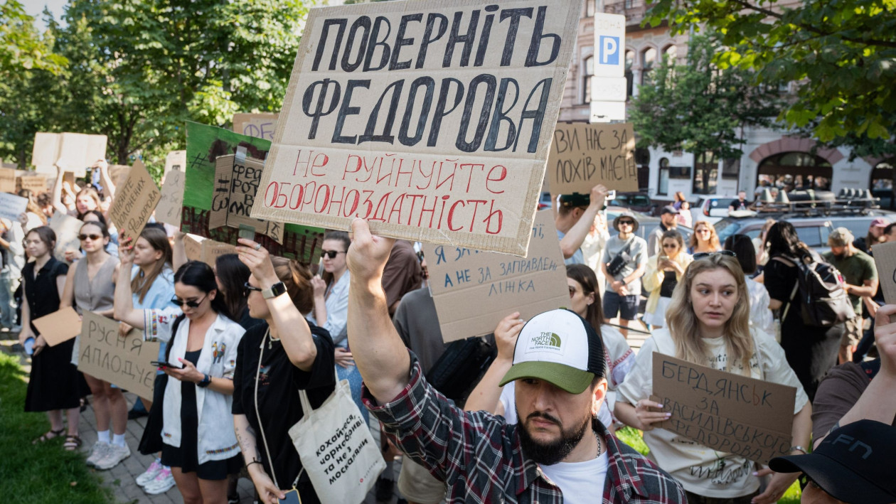Πολιτικός «εμφύλιος» στην Ουκρανία: Ο Ζελένσκι καρατόμησε τον δημοφιλή υπουργό Άμυνας Φεντόροφ