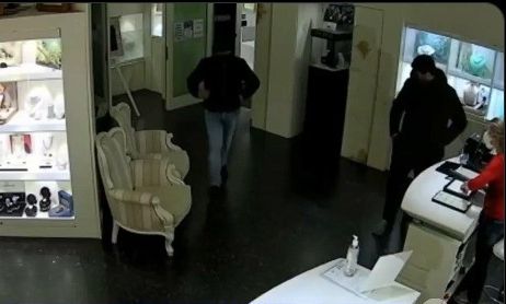 Η στιγμή που κοσμηματοπώλης στην Ιταλία πυροβολεί και σκοτώνει δύο ληστές