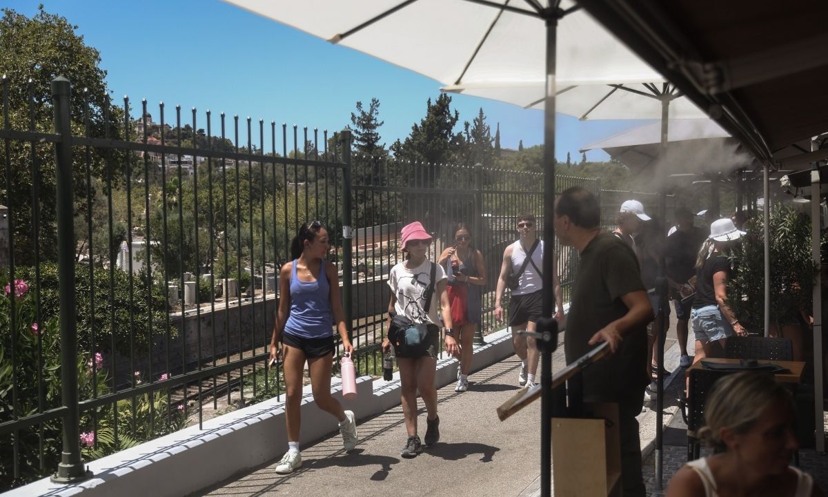 Καύσωνας προ των πυλών: Τι πρέπει και τι δεν πρέπει να κάνετε – Ποιοι κινδυνεύουν περισσότερο