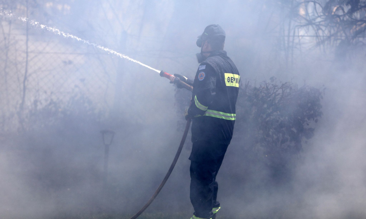 Υπό έλεγχο η φωτιά στο Κορωπί – Ξεκίνησε από καμένα σκουπίδια σε καταυλισμό Ρομά