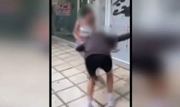 Ξυλοδαρμός 15χρονης στο Ηράκλειο: Τρομάζουν τα λόγια των ανήλικων θεατών – «Πιάσε την από τα μαλλιά»