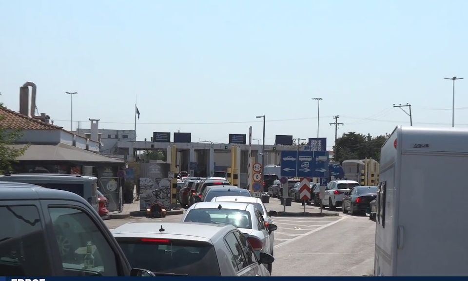 Χάος στο Τελωνείο Κήπων στον Έβρο την ώρα που οι Τούρκοι απέναντι έστηναν επικοινωνιακό σόου- Βίντεο