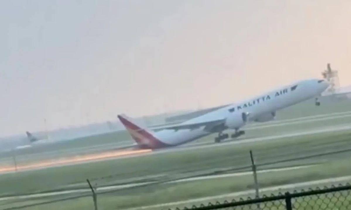 Σινσινάτι: Boeing 777… ξύνει τον διάδρομο, πετά σπίθες και ξανασηκώνεται στον αέρα – Βίντεο