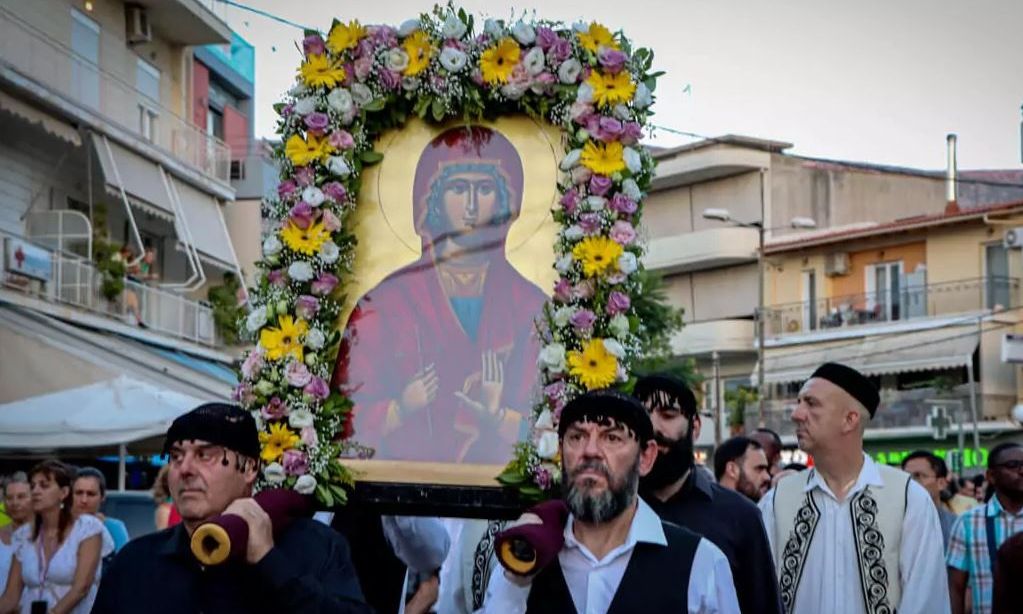 Ξεσπά ιερέας για κλήσεις του «έκοψε» η αστυνομία σε πιστούς ανήμερα της Αγίας Μαρίνας στην Ηλιούπολη