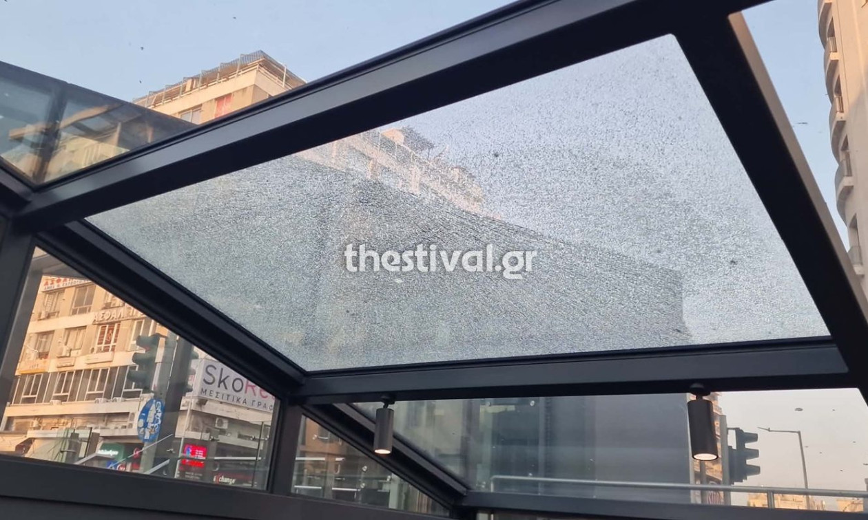 Θεσσαλονίκη: Ράγισε τζαμαρία στο Μετρό στον σταθμό Βενιζέλου – Βίντεο
