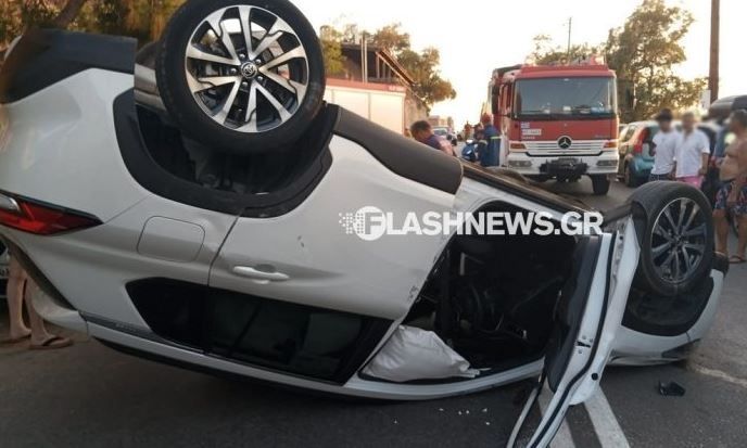 Σοβαρό τροχαίο στα Χανιά: Ανετράπη ΙΧ έπειτα από πρόσκρουση σε σταθμευμένο όχημα – Εικόνες
