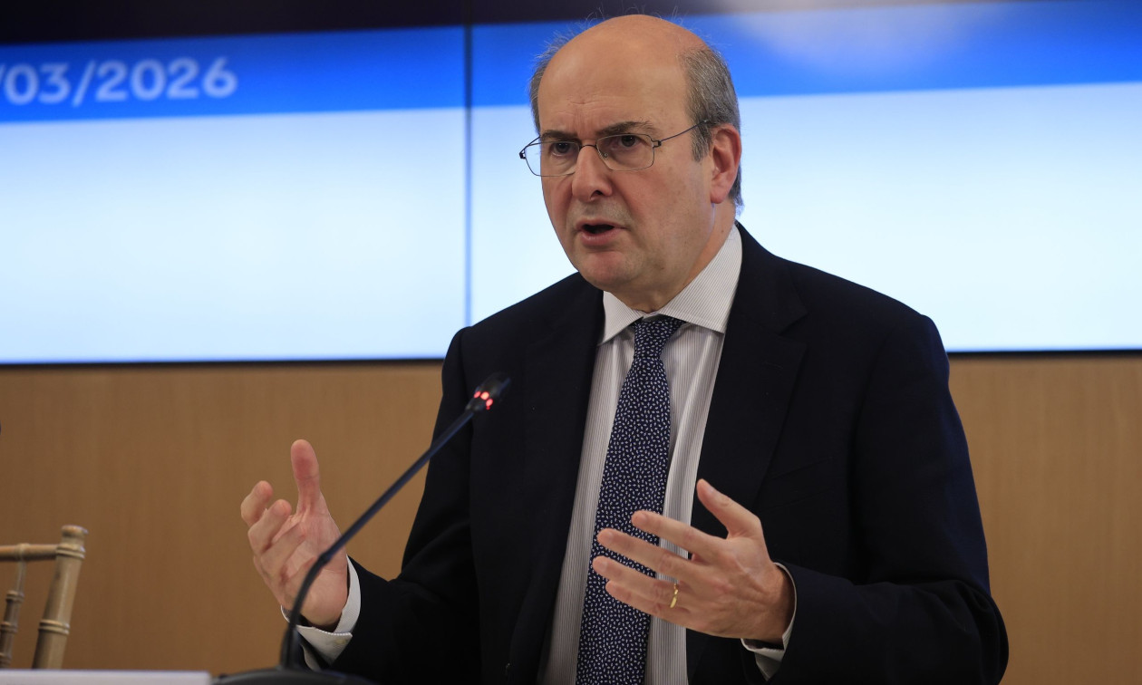 Χατζηδάκης για τιμές καυσίμων: Έχουμε χρήματα στην άκρη, δεν θα μείνουμε με σταυρωμένα χέρια