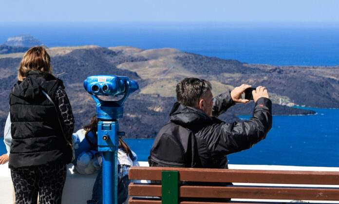 1751470-4168ae38-tourismos-touristes-santorini.jpg