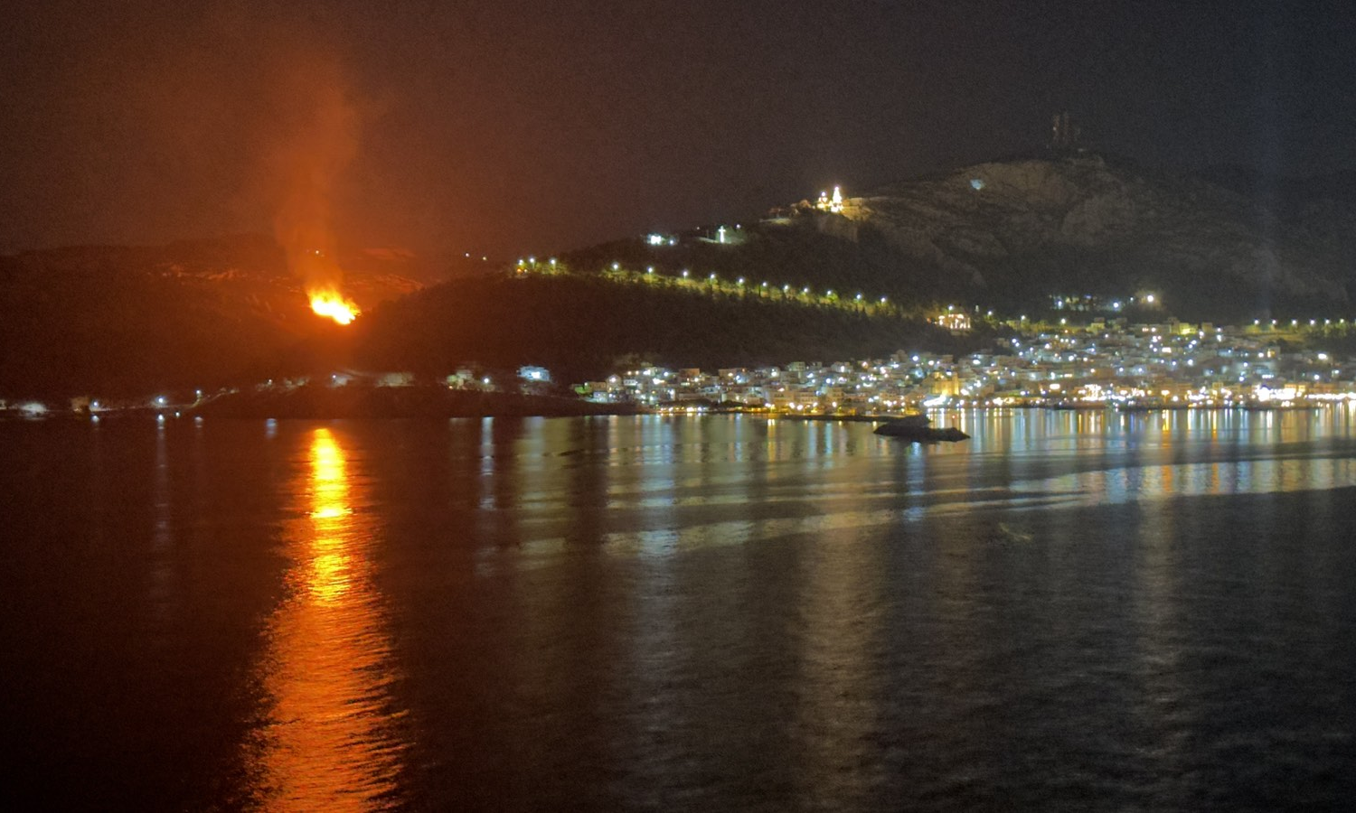 Φωτιά στην Κάλυμνο: Μάχη με τις φλόγες δίνουν πυροσβέστες και εθελοντές – Αγωνία για το πευκοδάσος