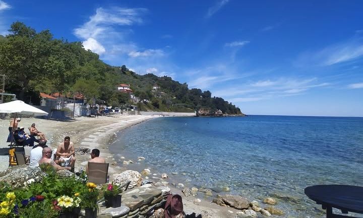 Πήλιο: Συμπλοκή μεταξύ χειριστή σκάφους και λουόμενων – Αντί για μπάνιο έπαιξαν ξύλο στο Καμάρι