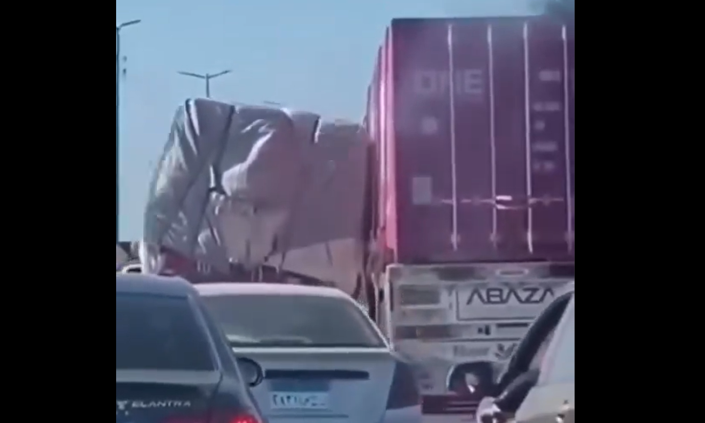 Συγκλονιστικό βίντεο: Νταλίκα στην Αίγυπτο σώζει από ανατροπή φορτηγό που του έσκασε το λάστιχο