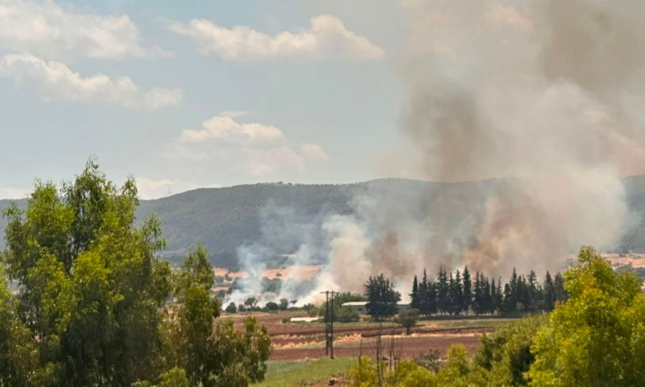 Φωτιά τώρα στα Οινόφυτα – Επιχειρούν και εναέρια μέσα