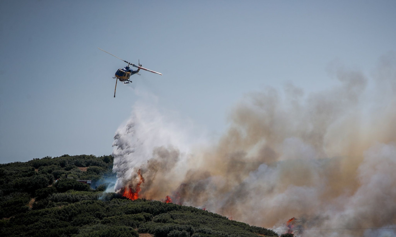 Αιτωλοακαρνανία: Φωτιά στο χωριό Πλαγιά – Στη μάχη τρία εναέρια μέσα
