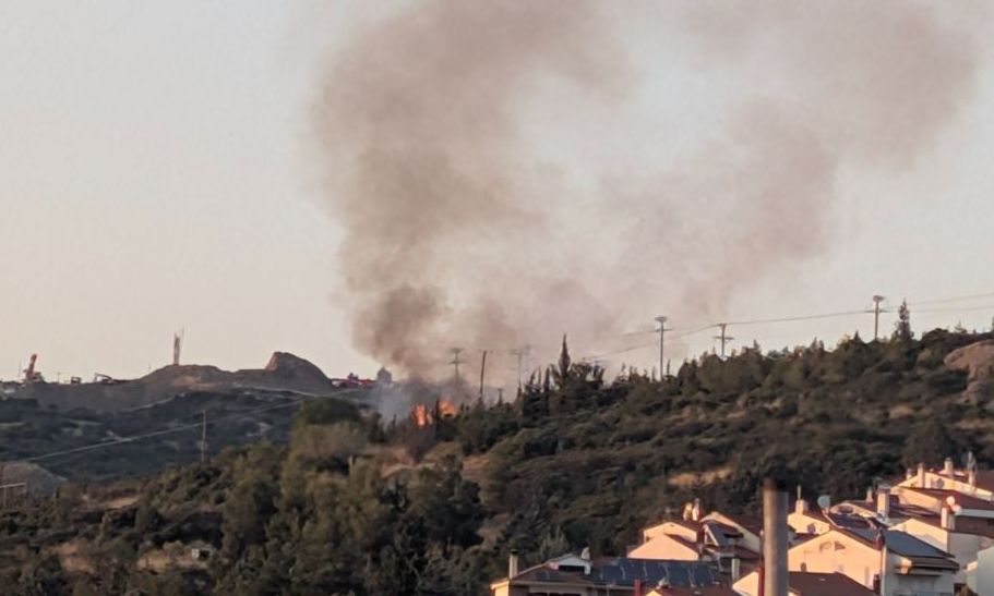 Δύο φωτιές στη Θεσσαλονίκη – Επιχειρούν τέσσερα εναέρια μέσα