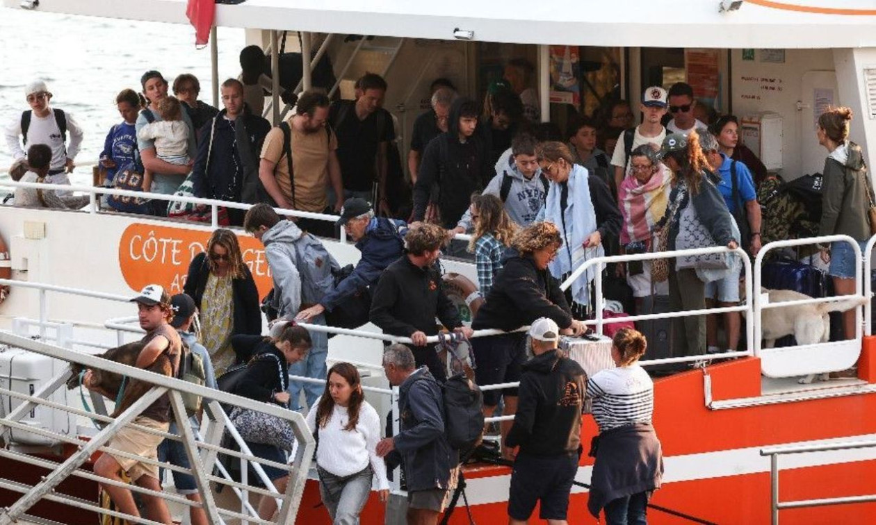 Κόλαση φωτιάς στη Γαλλία: Εκκενώνονται τα «γαλλικά Χάμπτονς» – Άνθρωποι απομακρύνονται με βάρκες