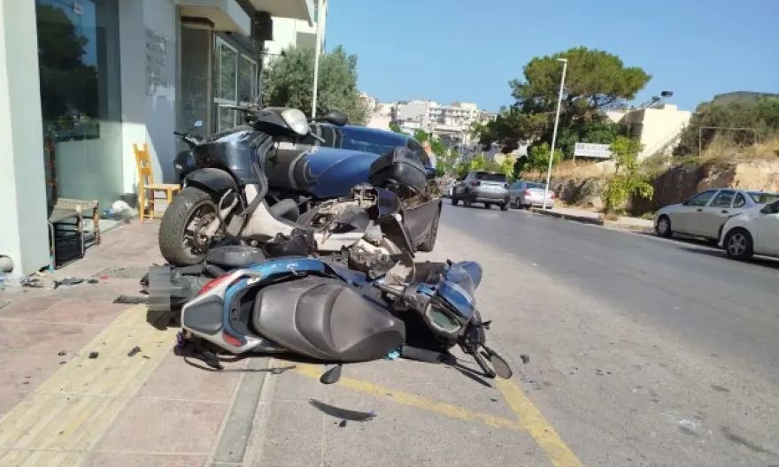 Ηράκλειο Κρήτης: Αυτοκίνητο «σάρωσε» σταθμευμένα Ι.Χ και μηχανές