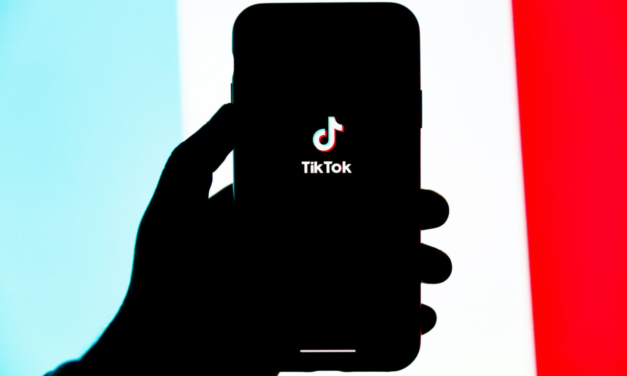 TikTok: Προειδοποιεί με υψηλά πρόστιμα η ΕΕ για τα ελλιπή μέτρα προστασίας των ανηλίκων