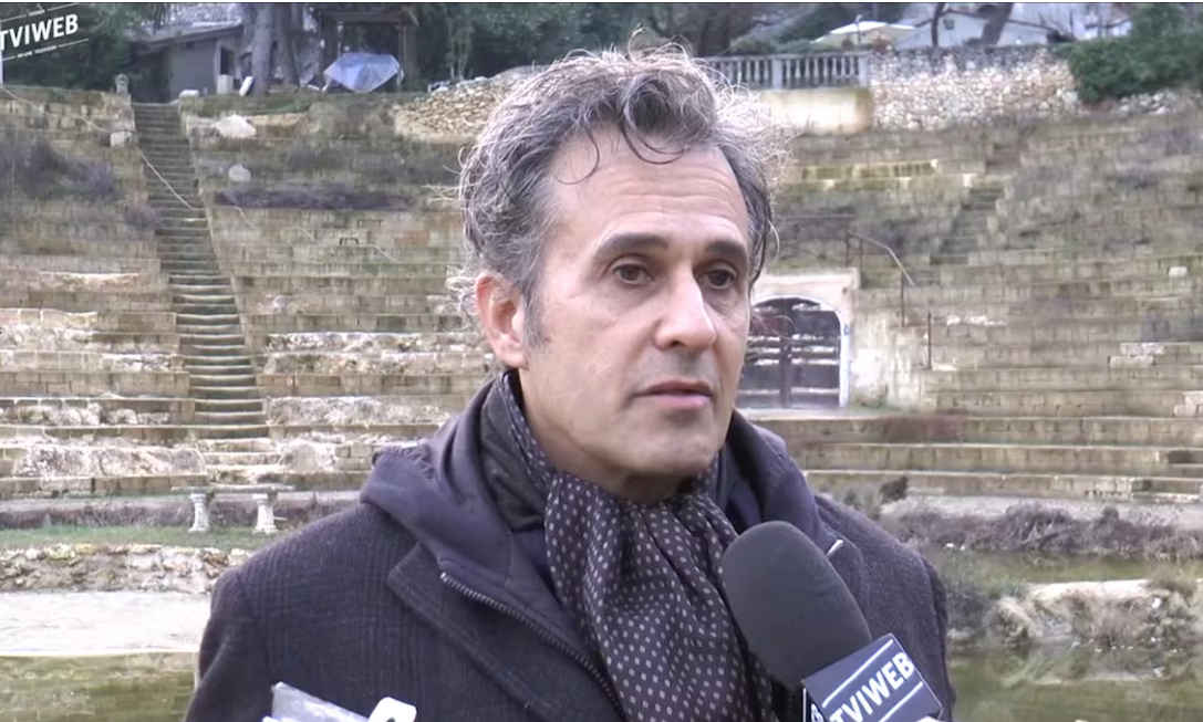 Η απίστευτη ιστορία άντρα που έχτισε ένα ψεύτικο ρωμαϊκό θέατρο στην Ιταλία και πουλούσε εισιτήρια
