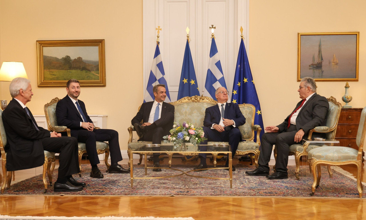 Προεδρικό Μέγαρο: Το τετ-α-τετ Μητσοτάκη με τους πολιτικούς αρχηγούς και τα τέσσερα τιμώμενα πρόσωπα