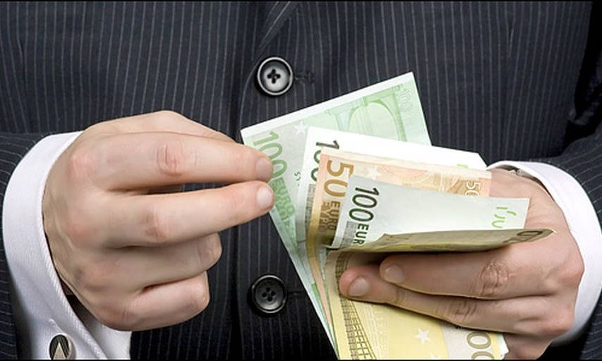 Αυξήσεις σε μισθούς και συντάξεις: Τα σενάρια για κατώτατο και εθνική σύνταξη