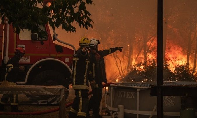 Γαλλία: Έφτασε μέχρι το Μπορντό η μεγάλη φωτιά – 140.000 άνθρωποι εγκατέλειψαν τα σπίτια τους