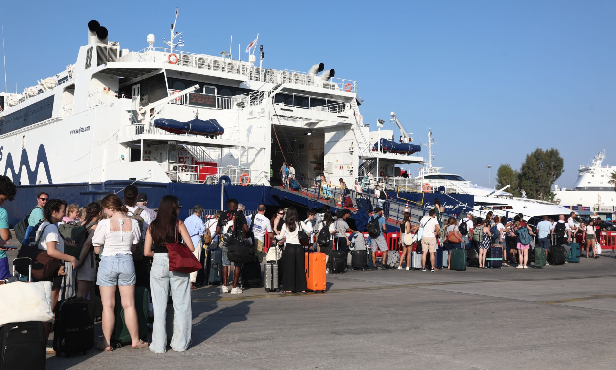 «Κόκκινο» χτυπά η έξοδος των αδειούχων: Πάνω από 110.000 ταξιδιώτες στα λιμάνια της Αττικής