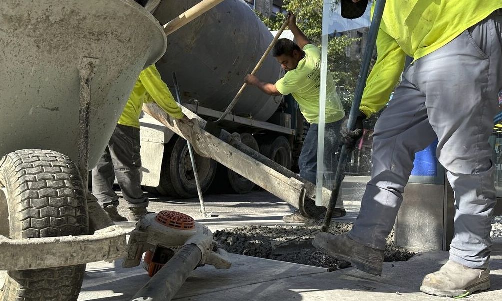 Πάτρα: Αφόρητη δυσοσμία στη Σολωμού – Έσκαβαν για αέριο και έσπασαν αγωγό λυμάτων