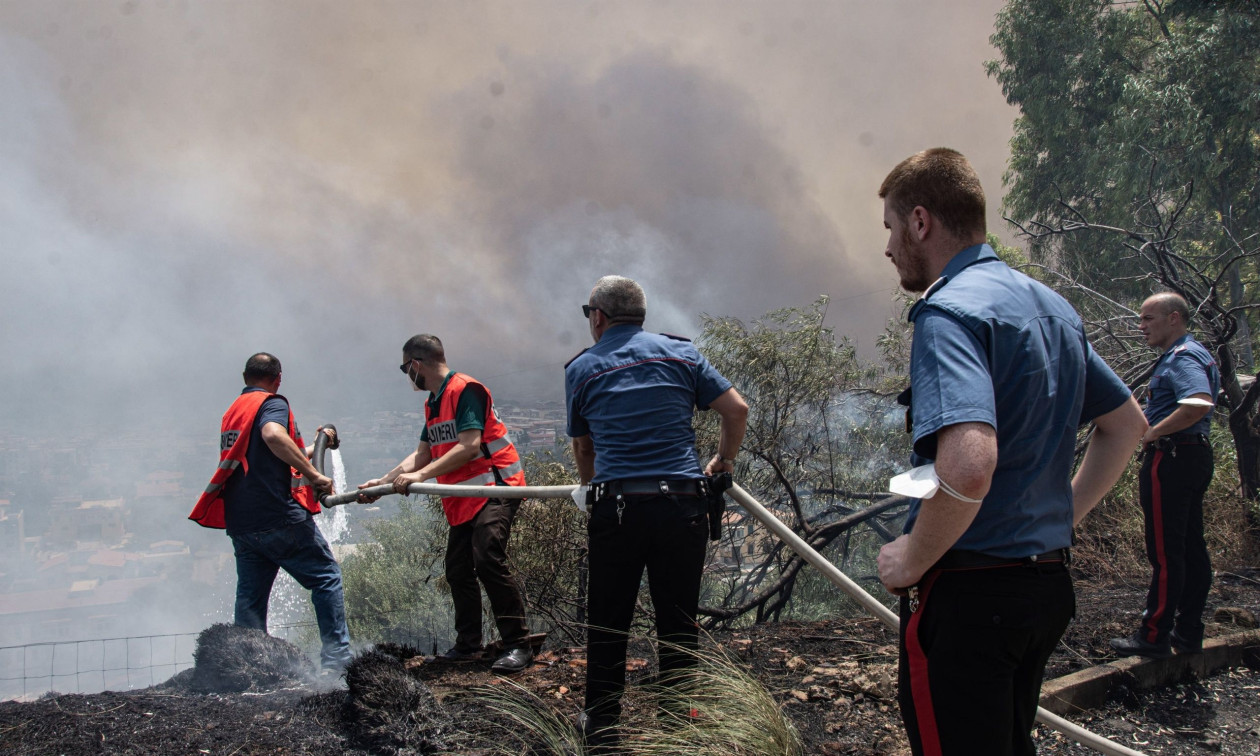 Ιταλία: Μεγάλη φωτιά απειλεί παραλίες και ξενοδοχεία στο Πεσίκι – Απομακρύνθηκαν τουρίστες