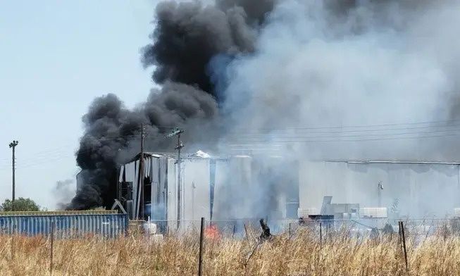 Κορινθία:  Νεκρός 25χρονος από την έκρηξη σε εργοστάσιο – «Ακούστηκε πάνω από 10 χιλιόμετρα μακριά»