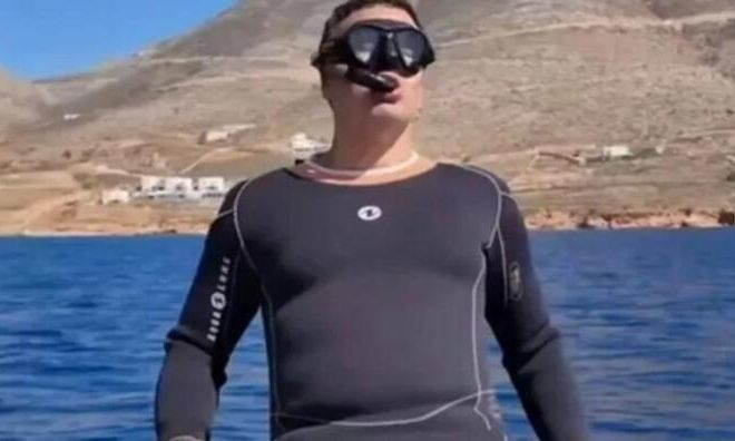 Ο Κικίλιας έβαλε στολή δύτη και έκανε κατάδυση σε παραλία της Αμοργού