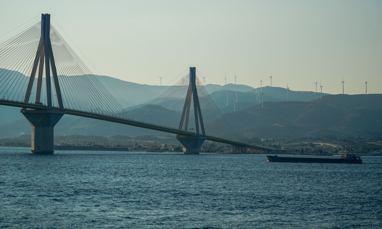 Πανικός στη γέφυρα Ρίο – Αντίρριο: Όχημα άρπαξε φωτιά