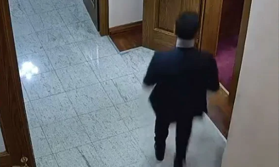 Αλβανία: Αρχηγός κόμματος της αντιπολίτευσης άρπαξε απόρρητη συμφωνία με τις ΗΠΑ και το έσκασε