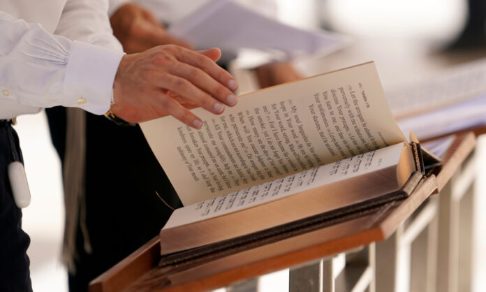 1752707-1d1b19b6-torah.jpg