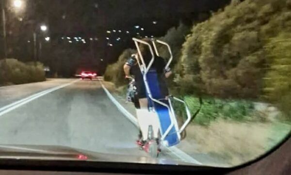 Απίστευτο περιστατικό στην Εύβοια: Μετέφεραν ξαπλώστρα πάνω σε δικάβαλο ηλεκτρικο πατίνι