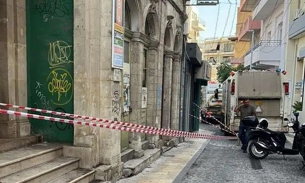 Ηράκλειο: Πτώση κομματιών από ιστορικό κτήριο στο κέντρο της πόλης