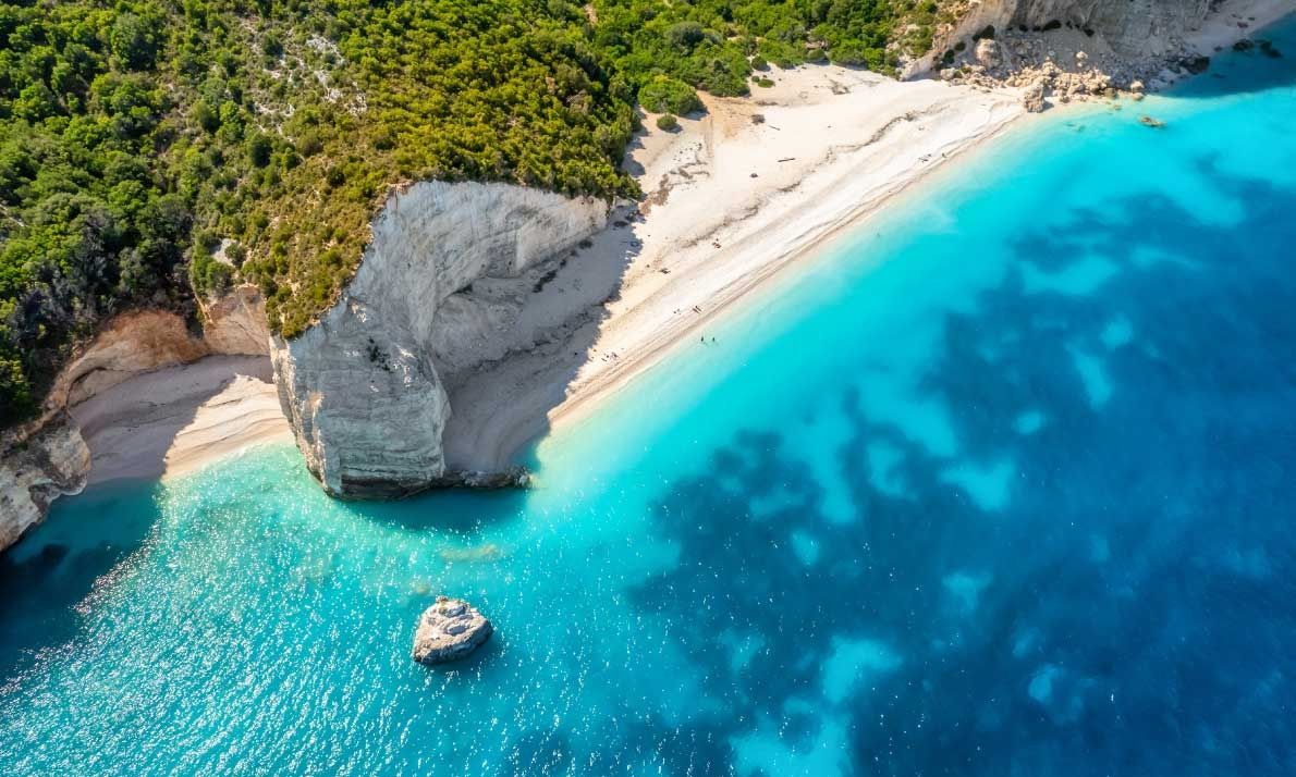 Κεφαλονιά: Η δεύτερη ωραιότερη παραλία στον κόσμο κινδυνεύει από τον βυθό της