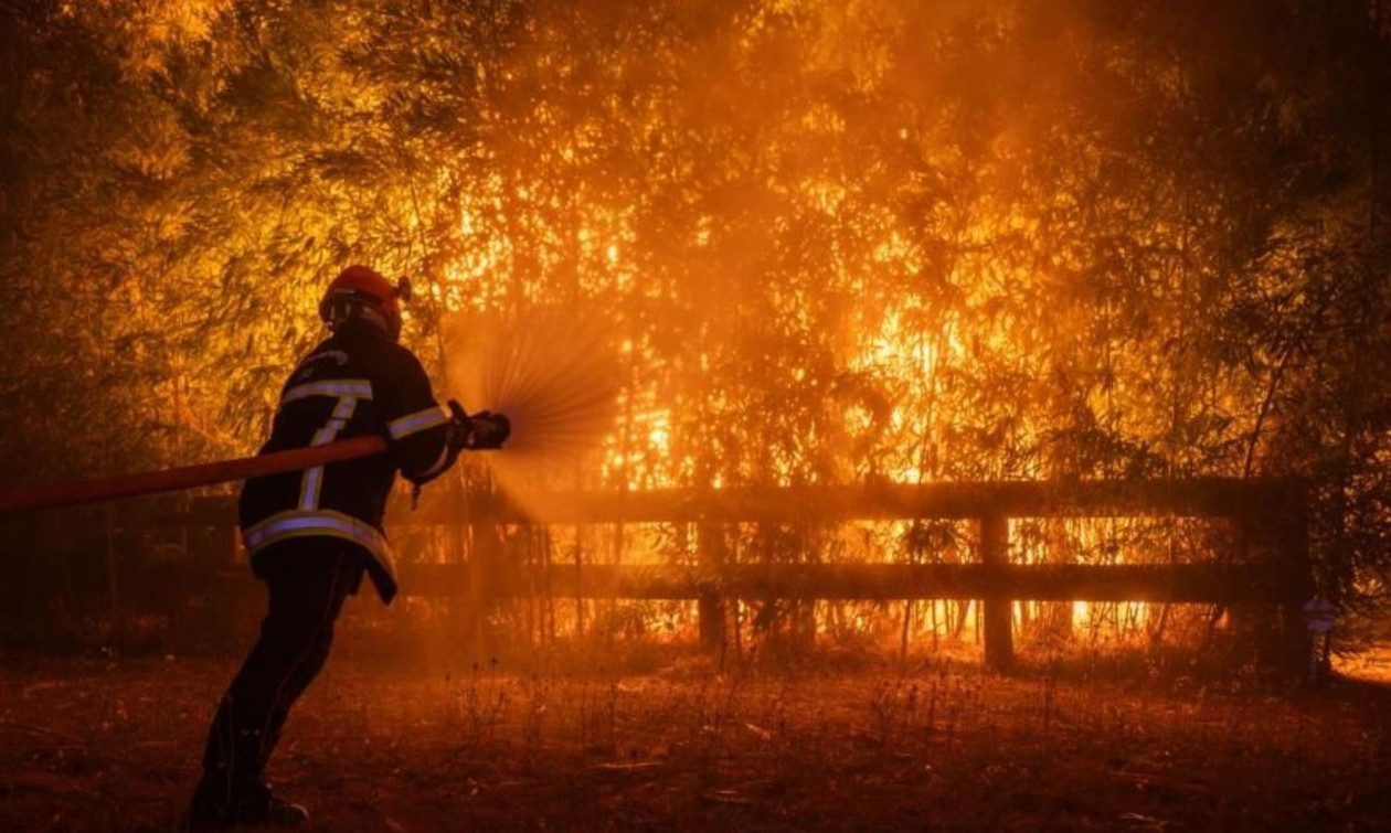 Από το χιόνι στην Αθήνα στις φωτιές του Μπορντό: Πώς συνδέονται τα ακραια καιρικά φαινόμενα στην ΕΕ