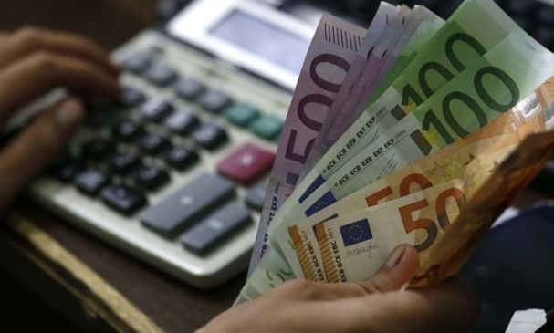 ΑΑΔΕ: Διευκρινίσεις για τη φορολόγηση δωρεάς με μεταφορά χρημάτων