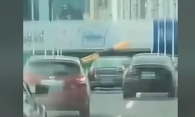Τύχη βουνό: Η απίστευτη στιγμή που σιδερένια δοκός καρφώνεται σε αυτοκίνητο
