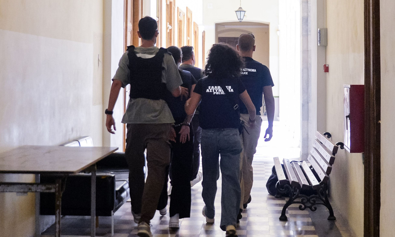 Σύρος: «Άνοιξα την πόρτα και είδα το μαχαίρι στο χέρι της, φώναξε και ο άντρας μου την κυνήγησε»
