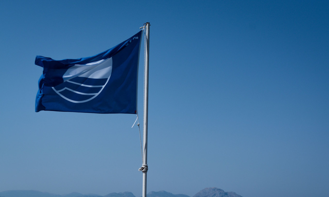 Αφαιρέθηκε η «Γαλάζια Σημαία» από 9 ελληνικές παραλίες – Δείτε σε ποιες περιοχές είναι