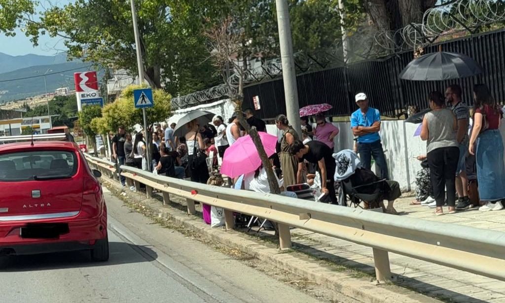 Νέες ταυτότητες: Συγκέντρωση διαμαρτυρίας στην Κοζάνη – Ουρές για διαβατήρια έξω από την Αστυνομία