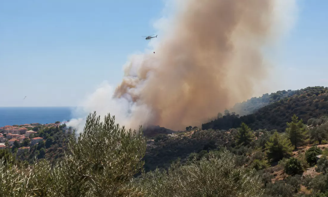 Φωτιά στη Μυτιλήνη: Ενισχύθηκαν οι δυνάμεις για τη φωτιά στο Πλωμάρι – Επιχειρούν έξι ενάερια μέσα