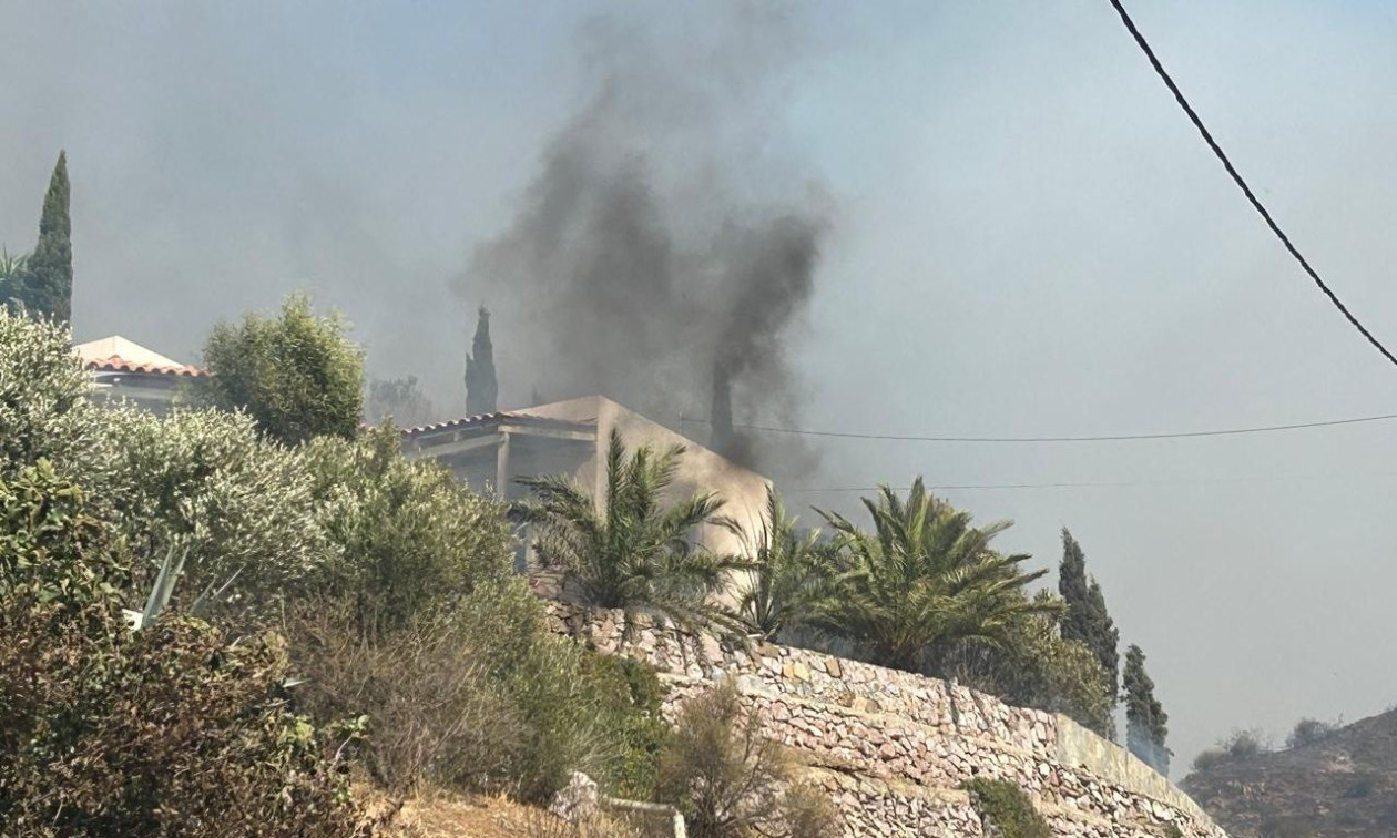 Ρέθυμνο: «Η φωτιά ειναι ανεξέλεγκτη – Δεν υπάρχουν εναέρια μέσα», λέει ο δήμαρχος της περιοχής