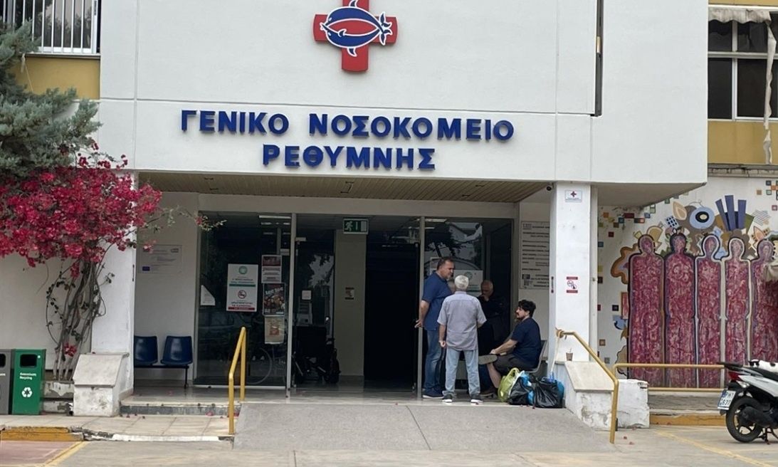 Σκηνές σπαραγμού στο Νοσοκομείο Ρεθύμνου – Έφτασαν οι σοροί των δύο νεκρών πυροσβεστών