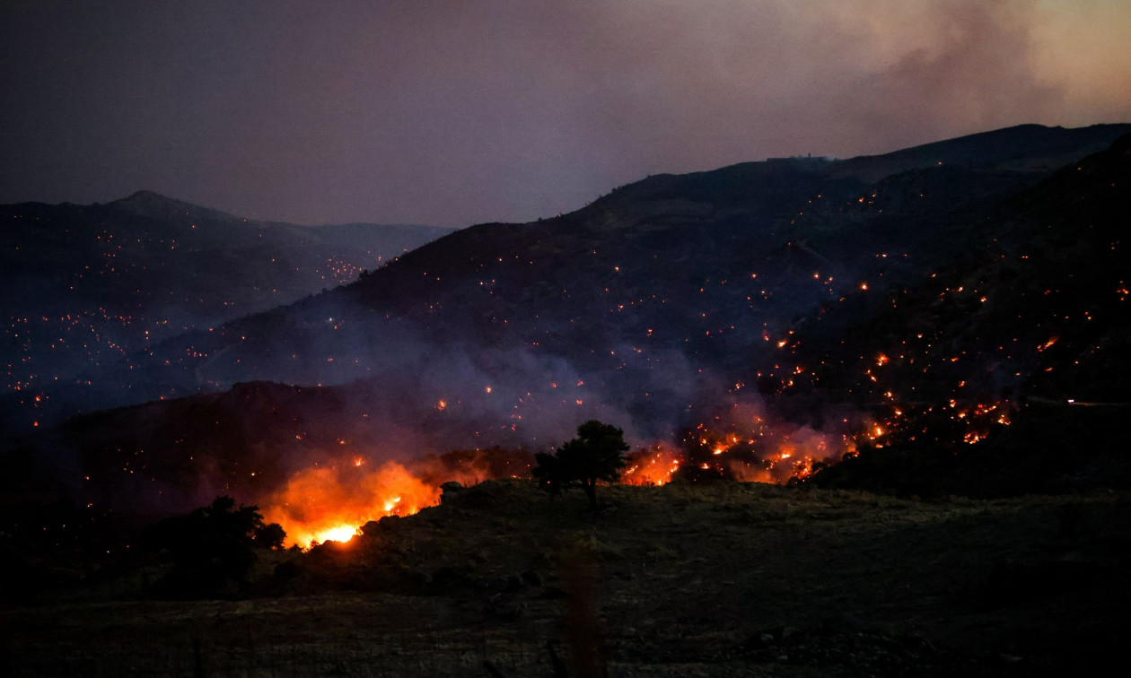 LIVEBLOG – Τρεις νεκροί πυροσβέστες και τρεις τραυματίες στη μάχη με τις φλόγες – Όλα τα μέτωπα