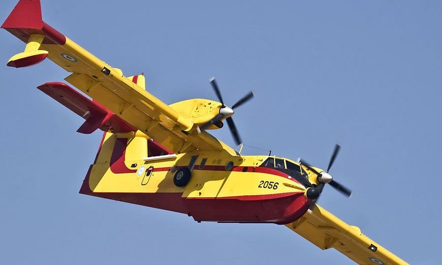 Ισπανία: Υποδοχή ήρωα σε Έλληνα πιλότο Canadair με «αψίδα νερού» – Βίντεο