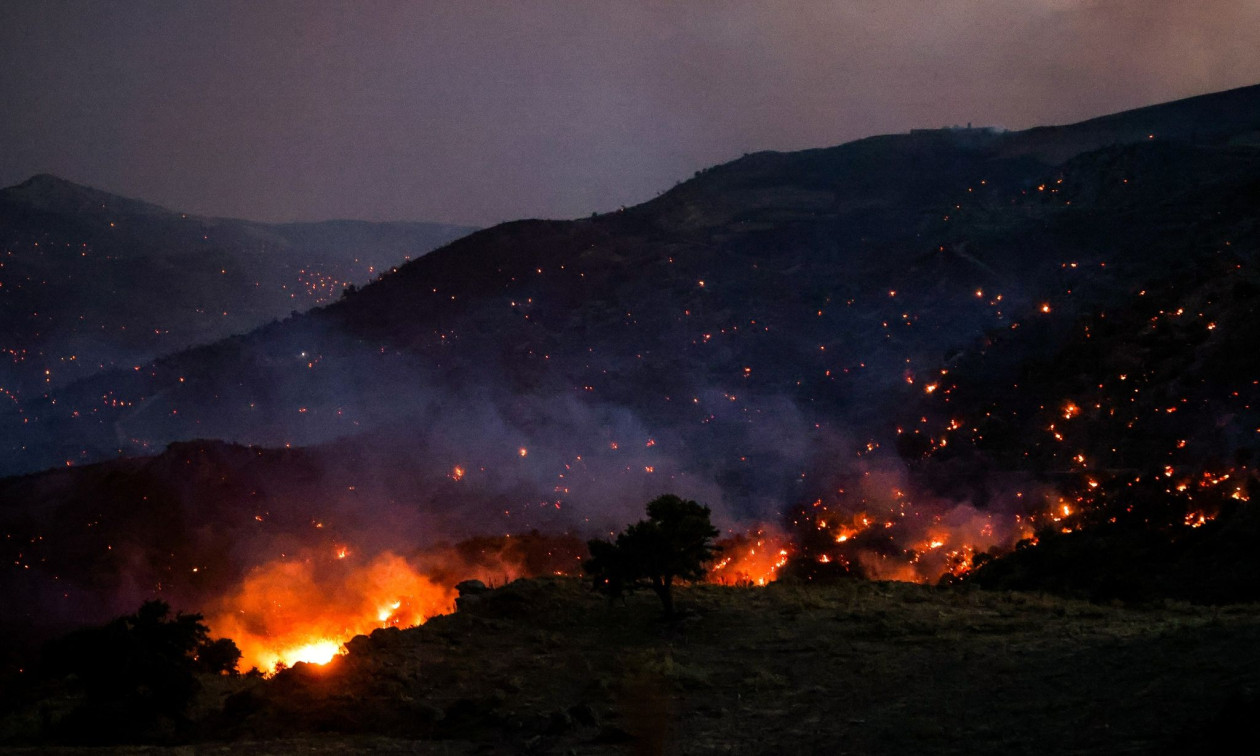 Φωτιά στο Ρέθυμνο: Επιστρέφουν στα καταλύματά τους οι επισκέπτες – Μάχη του ΔΕΔΔΗΕ για τις βλάβες