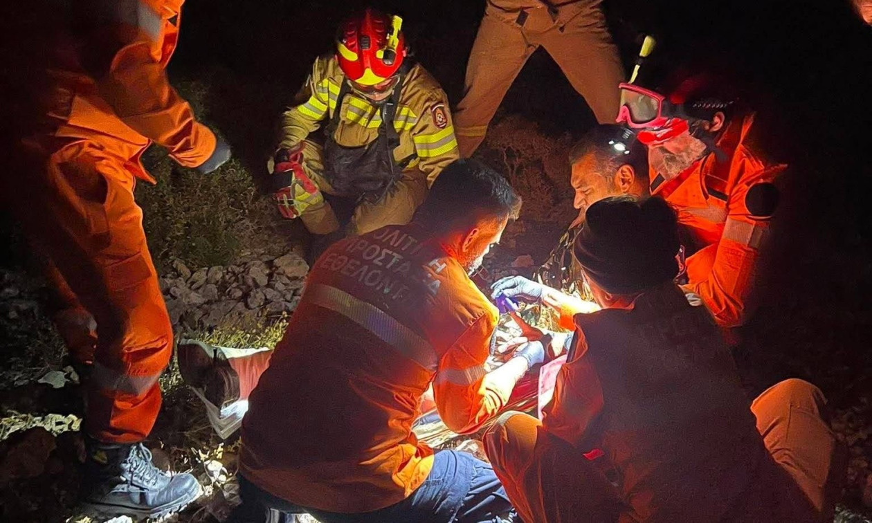 Φωτιά στη Σητεία: Η στιγμή που εθελοντές διασώστες εντοπίζουν τραυματισμένο πυροσβέστη
