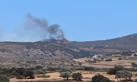 Φωτιά τώρα στην Πάρο – Καίει κοντά στην παραλία Τρυπητή